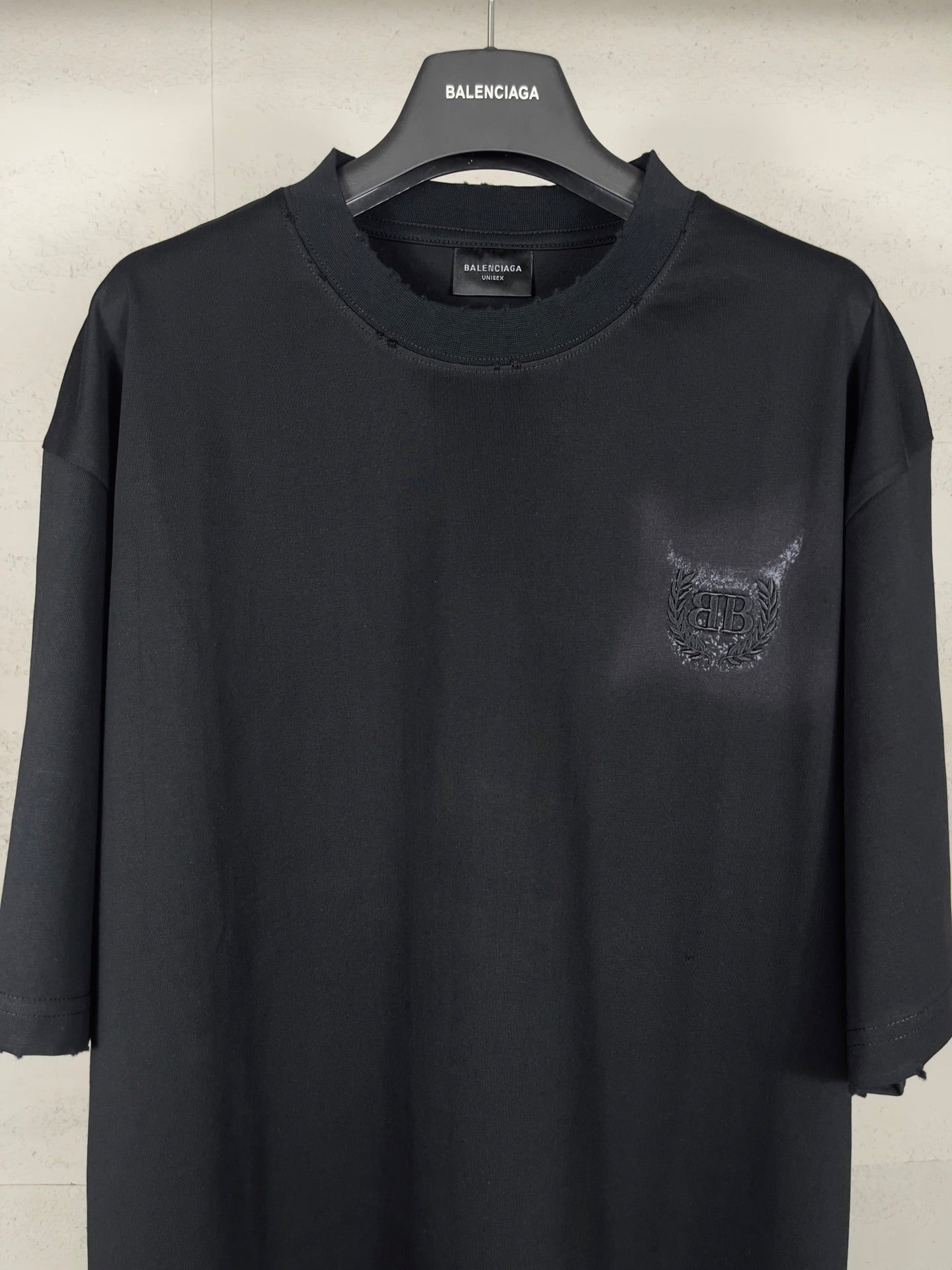 Classic pattern graffiti embroidery t-shirt