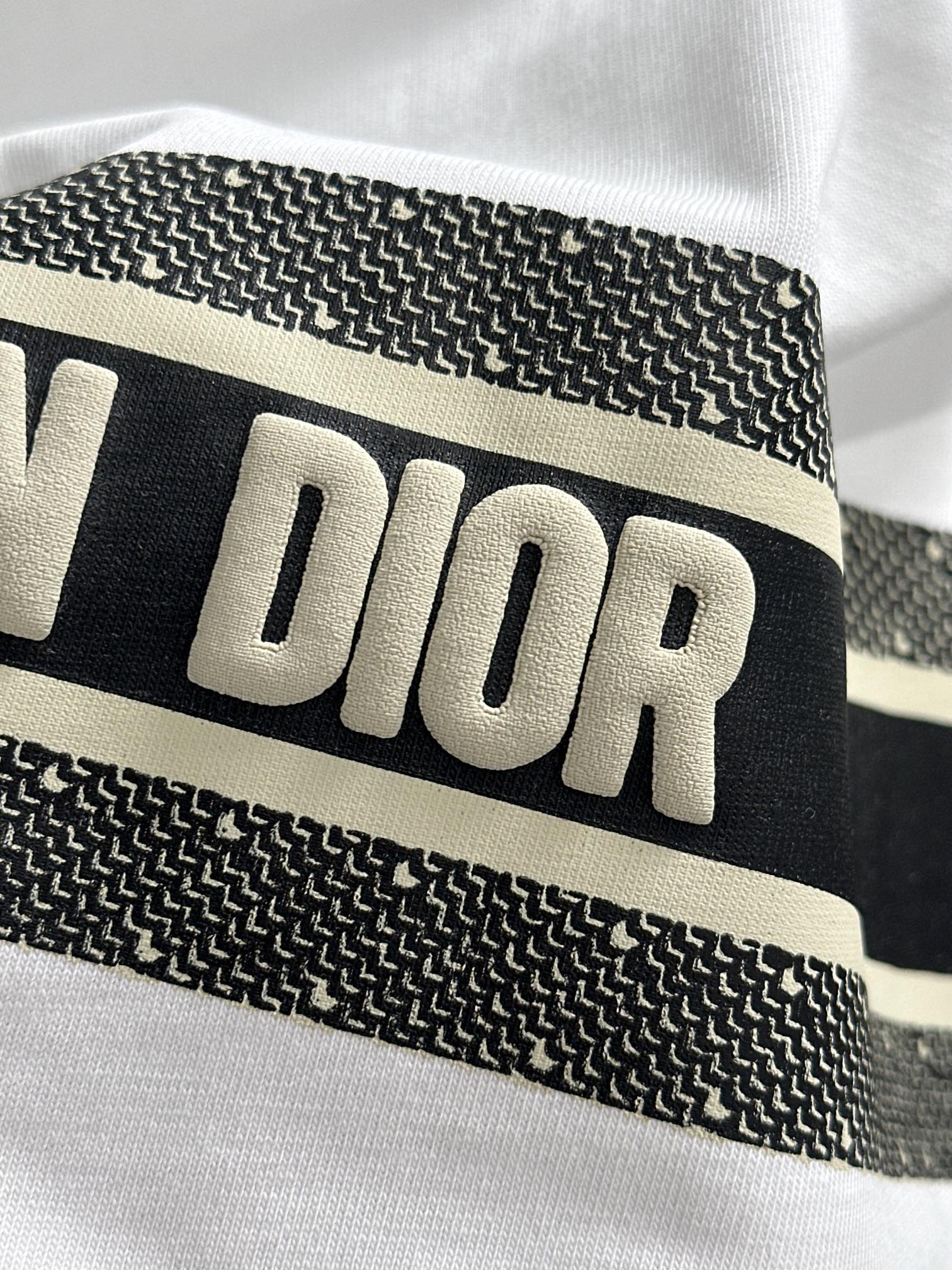 Classic pattern embroidery t-shirt