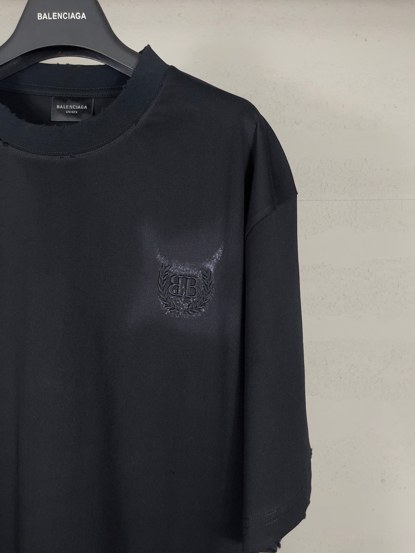 Classic pattern graffiti embroidery t-shirt
