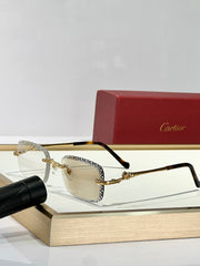 Diamond-cut glasses that change color when exposed to ultraviolet light
